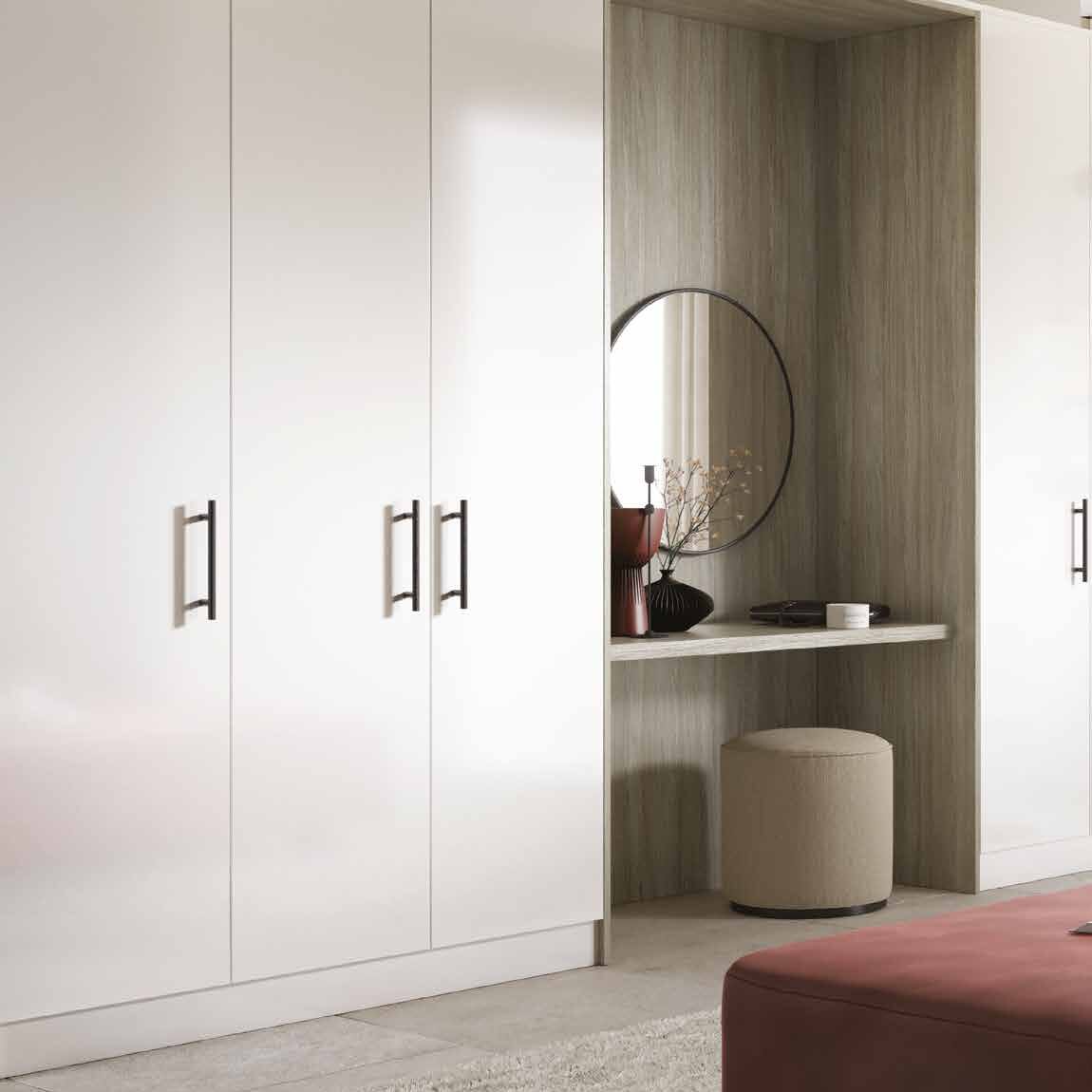 Hinged wardrobe doors in white gloss