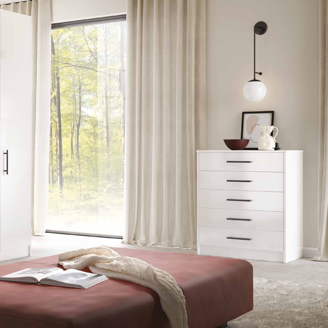 Hinged wardrobe doors in white gloss