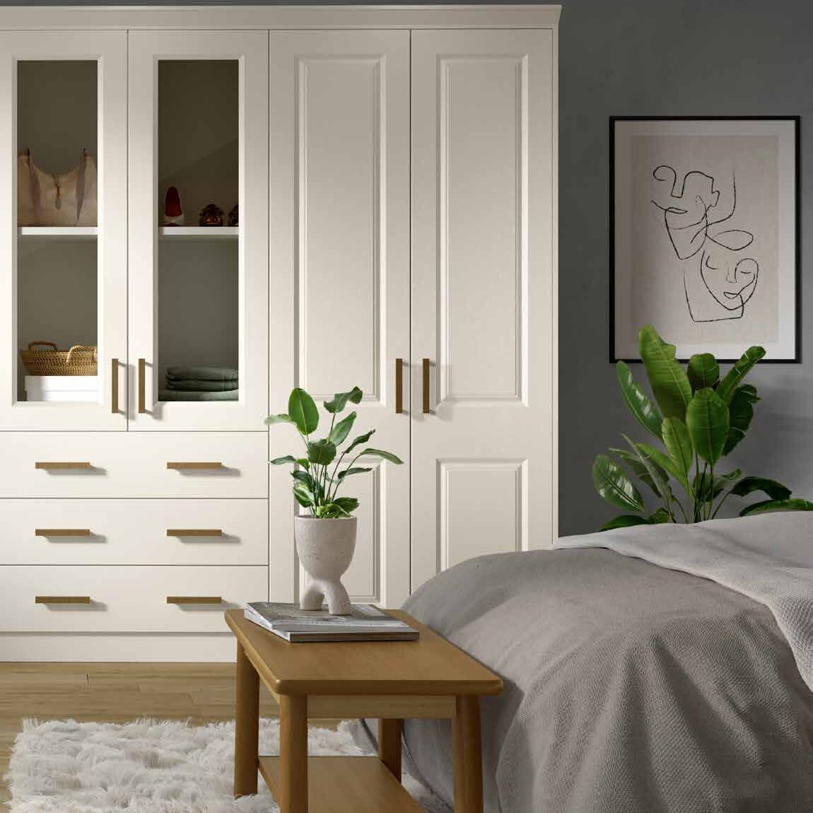 Hinged wardrobe doors in white supermatt Oxford