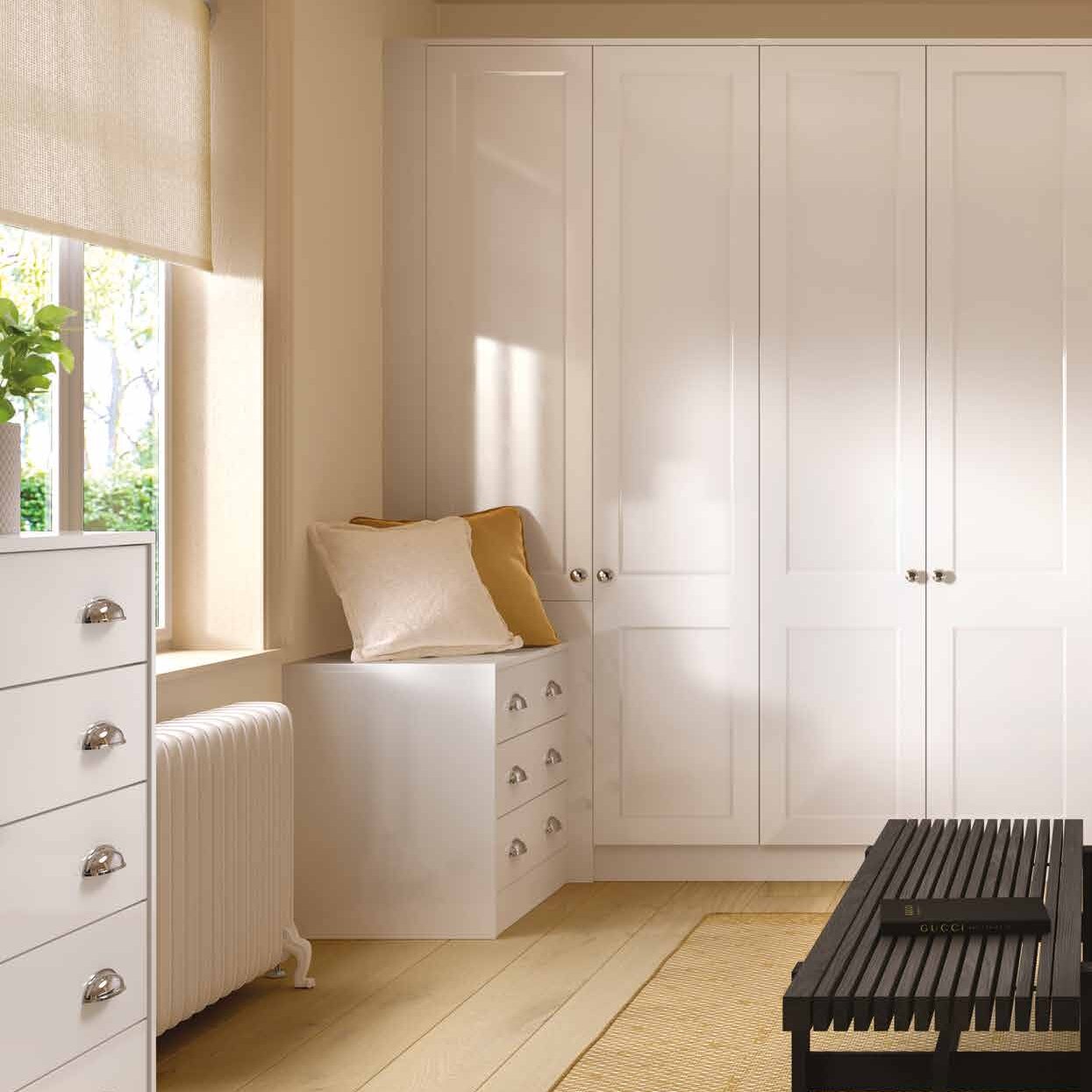 Hinged wardrobe doors in high gloss white