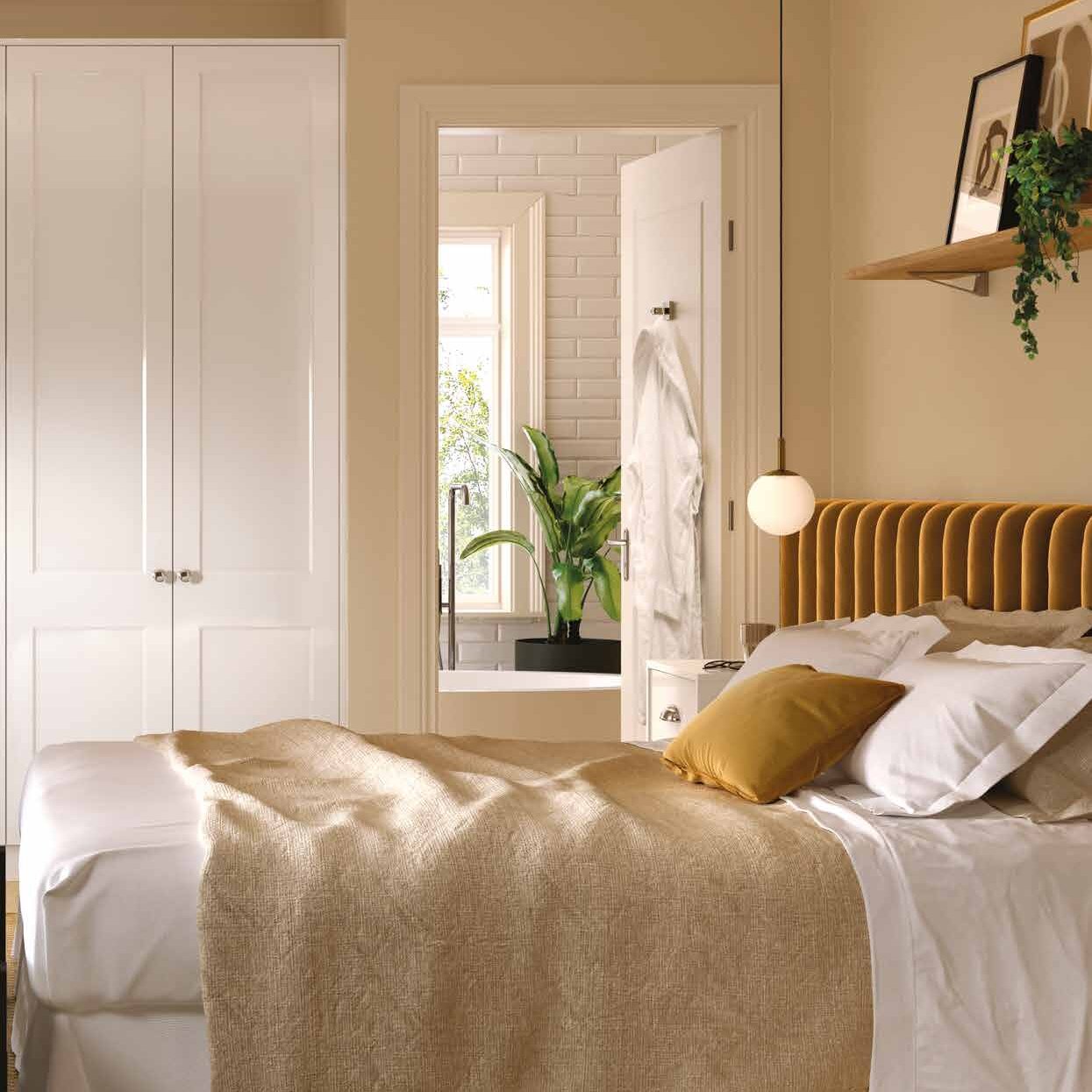 Hinged wardrobe doors in white gloss