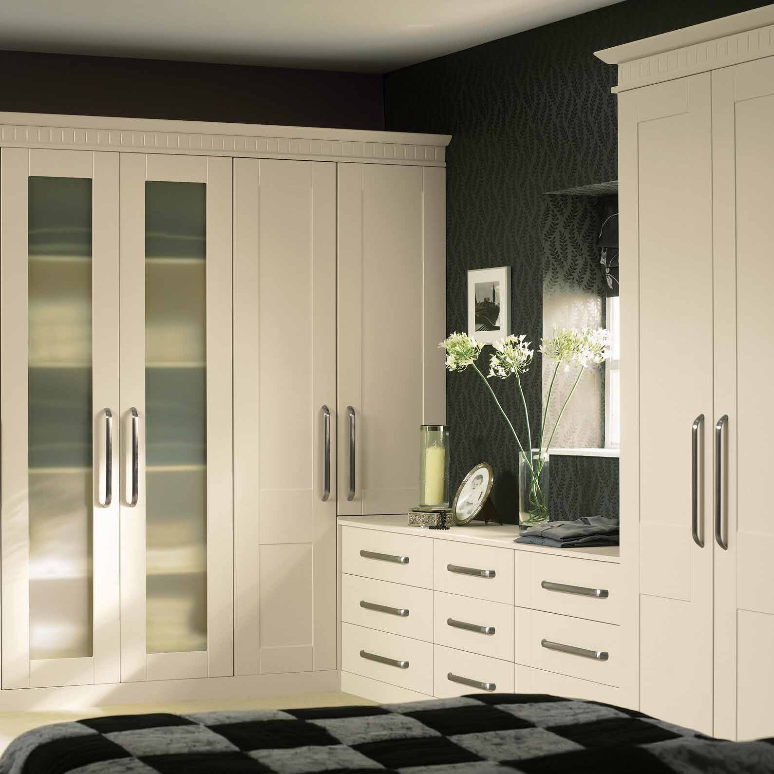 Hinged wardrobe doors in alabaster supermatt