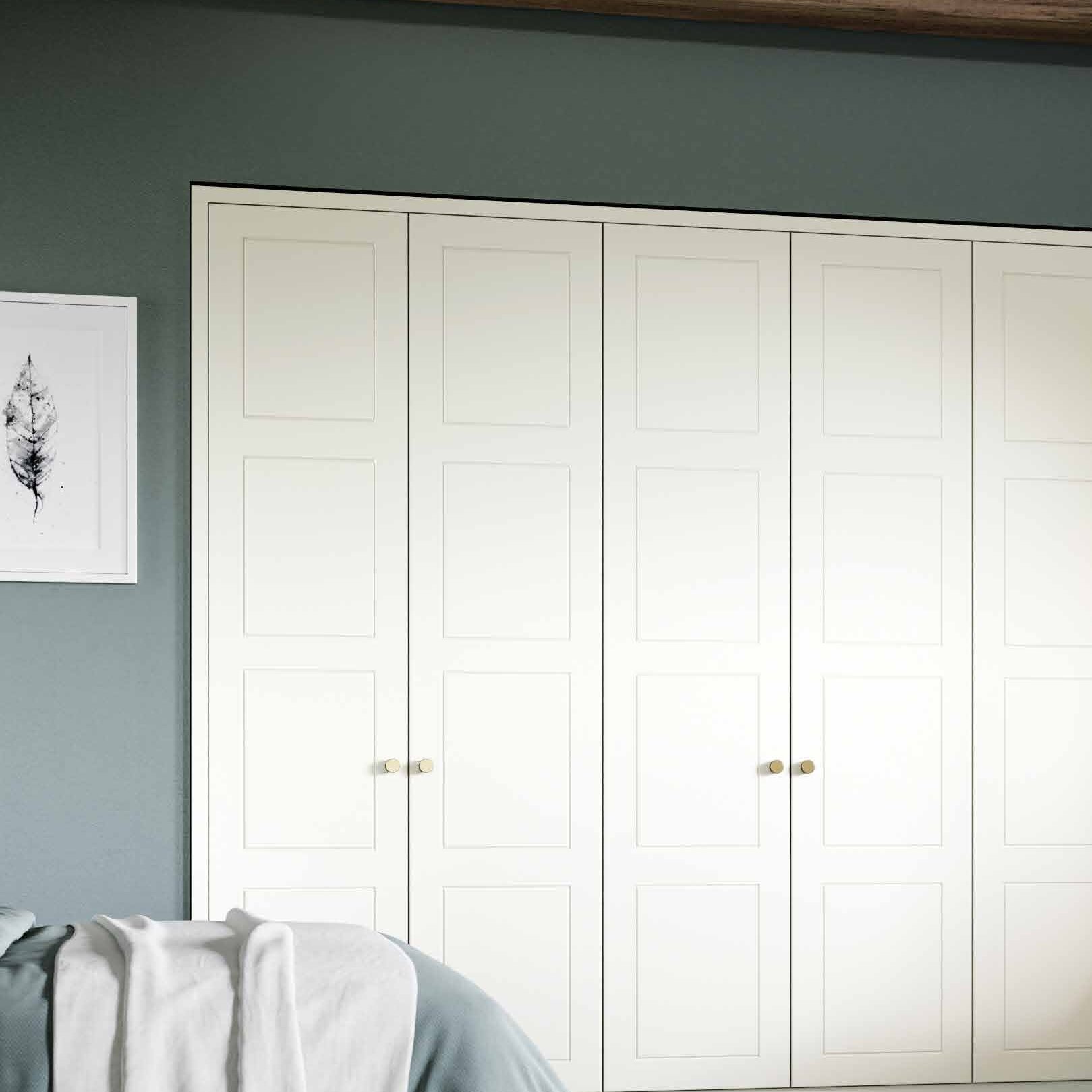 Hinged wardrobe doors in white supermatt